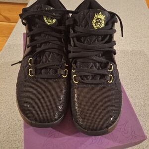 LeBron Witness VIII BLK 10.5 MENS